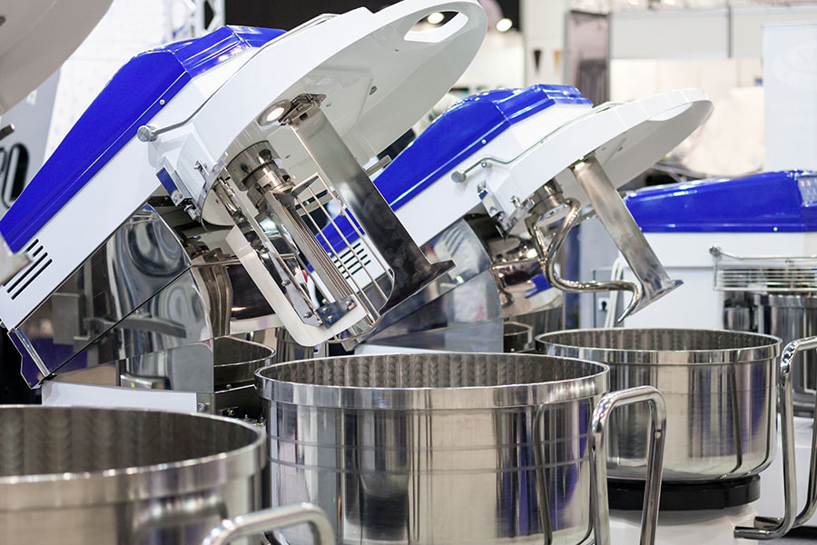 Ausschnitt 3 Edelstahltöpfe, darüber 3 große Rührwerke